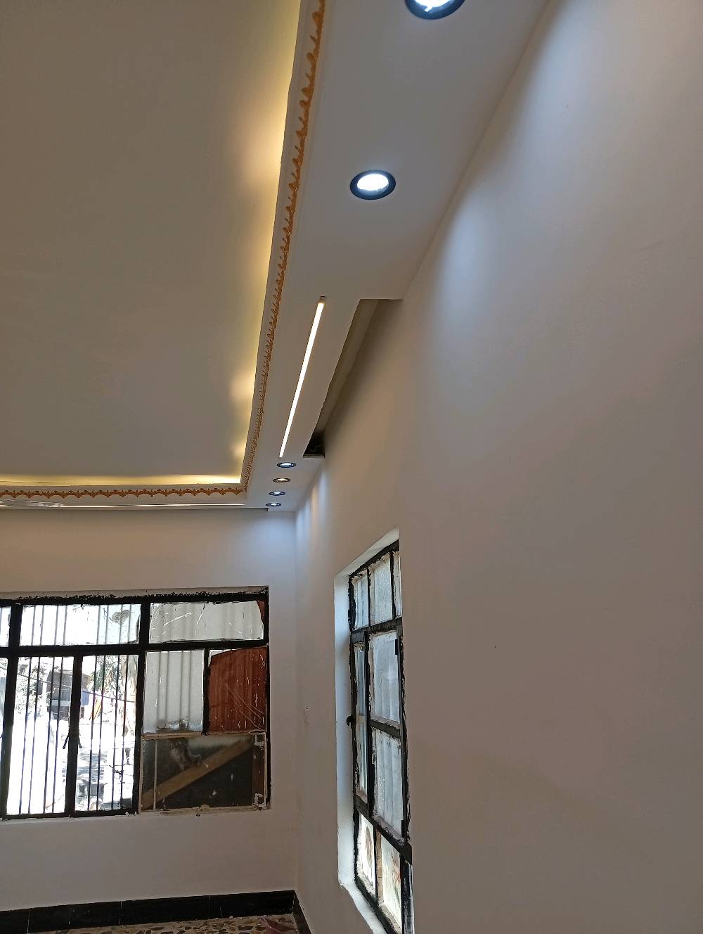 البيت معروض للإيجار يحتوي على سقف ديكوري رائع مع إضاءة ليد مدمجة تضيف لمسة جمالية للمكان. يتضمن السقف ثريا أنيقة ومروحة سقفية للمحافظة على الجو المنعش. الأرضية مغطاة بالرخام لتعطي لمسة فخامة وراحة. النوافذ كبيرة وتسمح بدخول الضوء الطبيعي. هذا الموقع مثالي للسكن في مكان هادئ وأنيق.