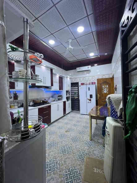 السلام عليكم 
بيت للبيع بحي بغداد المساحه 160 م 
الواجهه 8 م النزال 20 م الشارع 15م على خدمات الطابق الاول مطبخ  غرفه وصاله واستقبال  الطابق الثاني ثلاث غرف السعر 275 وبي مجال للاستفسار ***********
