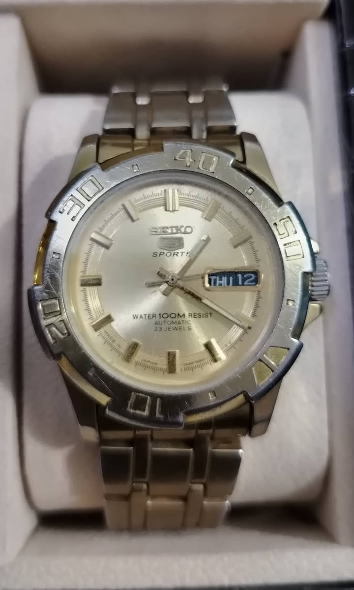 سلام عليكم وتحياتي للجميع مجموعه من الساعات الاصلية والنظيفة والمضبوطة الجديدة والمستعمل استعمال قليل،، واسعار مناسبه، ويوجد توصيل، للتواصل على عالواتساب ***********
