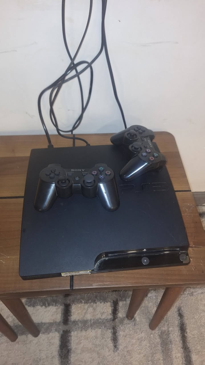 سلام عليكم بلي 3 كامل ملحقاتو بي هارت داخلي بي تقريبن 20 لعبه سعر 130 وبي مجال هاذا رقمي***********
