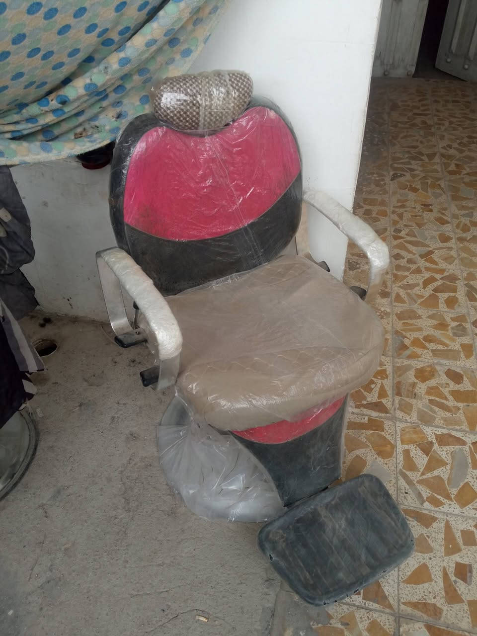 سلام عليكم كراسي حلاقه واحد جديد واحد نضيف للبيع السعرهن ٢٥٠وبيهن مجال قليل جدأ متواجد عل خط فقط ***********
