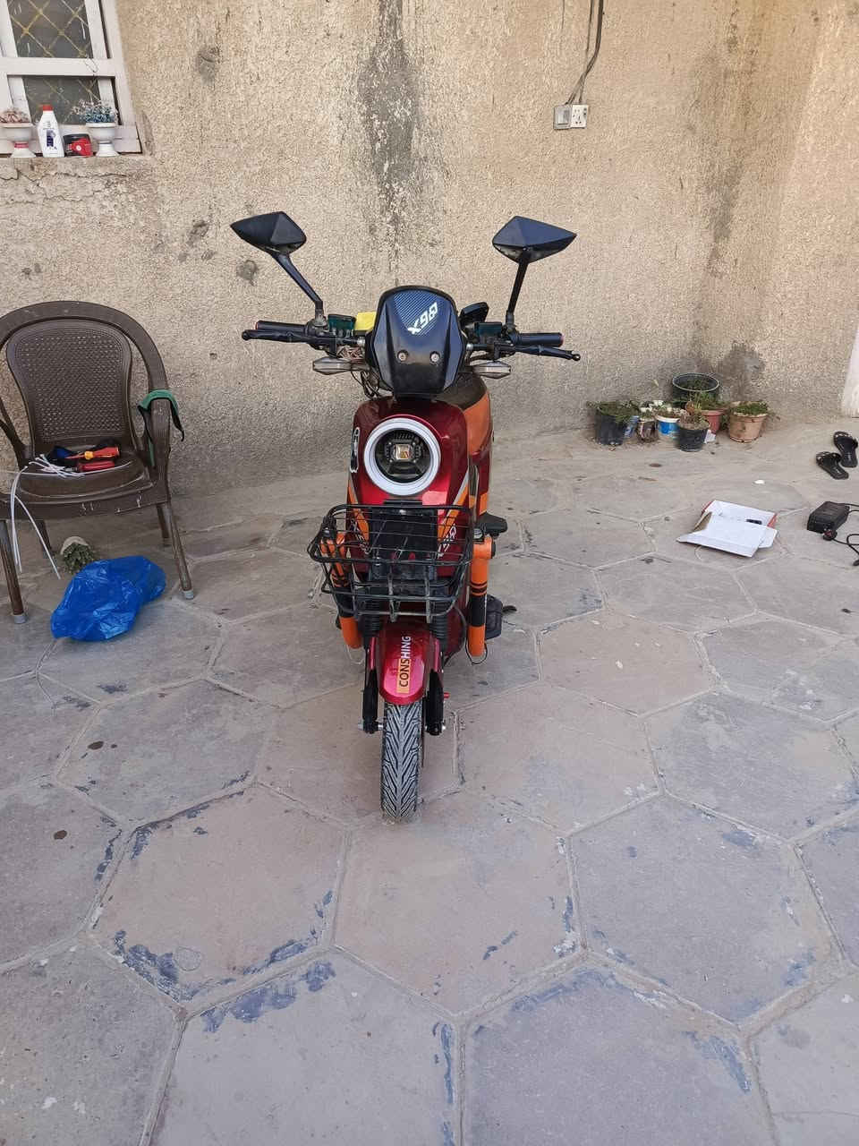 السلام عليكم ،،
عندي دراجة شحن للبيع ،،
اسم الدراجه إكس 900،،
بيها بك R فول مواصفات ،،
مابيها نقص عدا البطاريات 5 ،،
وعطلانات 4 باقيه وحدة ،،
السعر الدراجه النقد 700 وبيها مجال لان ،،
محتاج ،،
المكان بغداد فلكت حي النصر ،، 
***********
