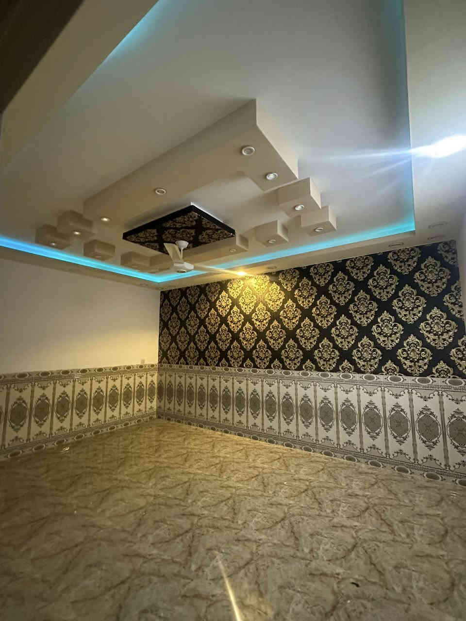 السلام عليكم دار للبيع 
المساحه 300متر 10*30
يحتوى ع 4نوم طابقين 
صيحات داخلي وخارجي
بناء 2022 بناء حديث 
سحب الطابق لارضي كاملآ
 العنوان الدار تكريت القادسيه 
حي الضباط بداية مدخل شارع جليل القصاب
او مقابيل جامع الرحيم 
لاستفسار ***********
