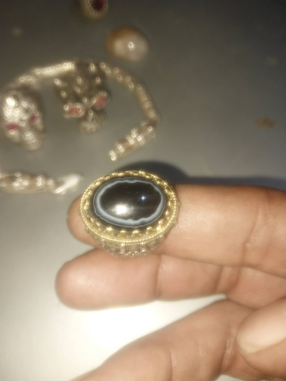 السلام عليكم محابس عدد 6  ثنين منهن شكل جماجم فضه صياغه ثقيله و 4  منهن واحد جزع واحد يماني مطلسم واحد ياقوت دموي اصلي واحد جمشت اصفر مرصع بياقوت داير المحبس وزنجيل صياغه ثقيله وخرز عدد 2  وحده داودي والتانيه عباس اباد مطلسمه اخوان ذني كلهن خلو سعر باليرضي الله بيهن والي ينطي سعرهن صحيح اني اطبله خاص وهاذا رقمي الاتصال ***********
