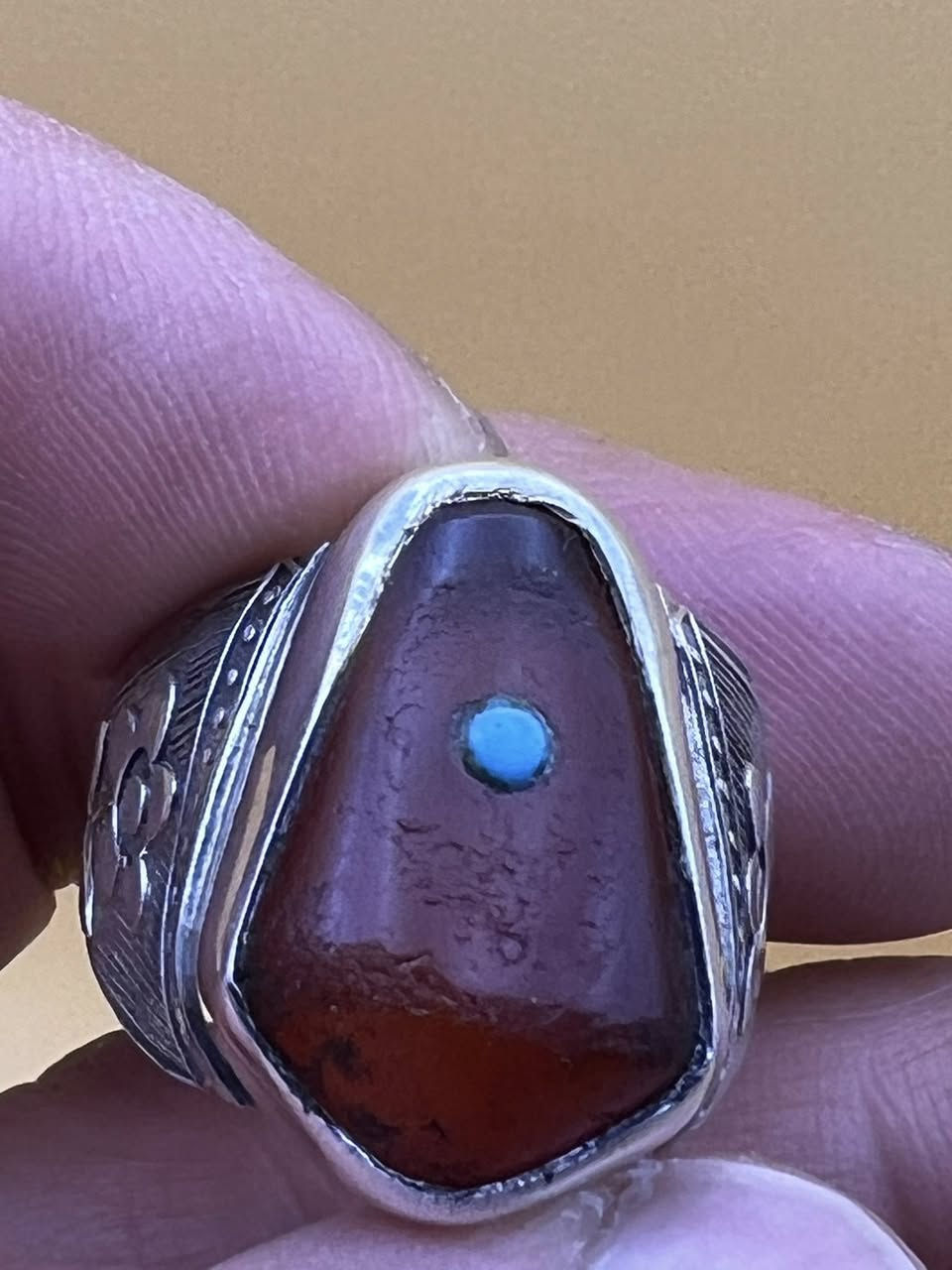 دلوه من العقيق اليمانيّ القديم الطول ٣سم وبصياغه تحفه العنوان الكوت للاستفسار الاتصال على ***********
