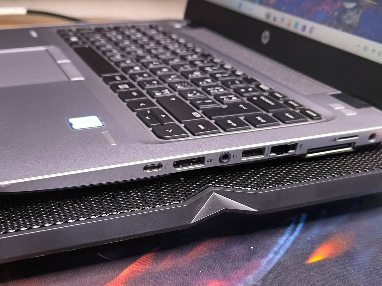 ✨ أداء عملي وسعر اقتصادي مناسب للجميع

💻 HP ProBook 640 G4
خيار مثالي للطلاب والموظفين وكل من يبحث عن جهاز يعتمد عليه في الاستخدام اليومي والعمل المكتبي بسلاسة وثبات.

🔅 الموديل:
HP ProBook 640 G4

🔅 المعالج:
Intel Core i5 – الجيل السابع
أداء مستقر لتشغيل البرامج المكتبية والتصفح والعمل المتعدد

🔅 الرام:
8GB DDR4
سرعة جيدة لتعدد المهام بدون تهنيج

🔅 التخزين:
256GB SSD
إقلاع سريع للنظام وتشغيل فوري للبرامج

🔅 الشاشة:
14 إنج
حجم مثالي للتنقل والاستخدام اليومي

🔅 الكيبورد:
ستيكر عربي / إنكليزي
جاهز للاستخدام بكلا اللغتين

💰 السعر:
250,000 دينار عراقي شامل توصيل وحقيبة وماوس 

🔥 جهاز اقتصادي بموثوقية عالية من HP مناسب للدراسة والعمل اليومي 🚀

🔹 الحالة: وارد اوربي غير مستعمل بالعراق (كالجديد) نظافة 95% فما فوق 
🔹 البطارية: بحالة جيدة(ضمان ساعه فما فوق)

■ ضمان(١) فحص وتشغيل امام المندوب 
■ ضمان(٢) استخدام اسبوعين اي خلل مصنعي يتم الاستبدال بنفس الموديل


**إذا كنت صاحب هذا الإعلان وتريد حذفه لأي سبب، رجاءا أرسل رسالة إلى الدعم الفني**