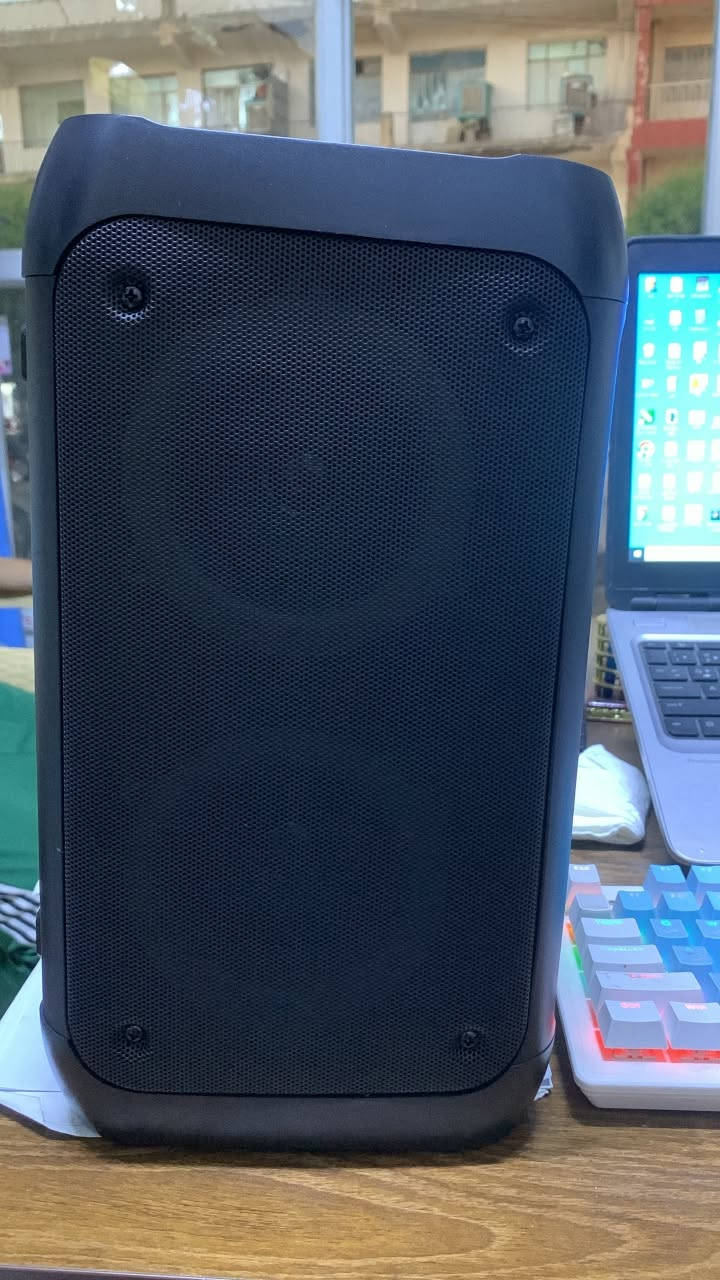 مكبر الصوت المعروض هو طراز GDHENGYIN RGB Light Speaker.
يتميز بضوء RGB مع 6 أوضاع إضاءة مختلفة.

يأتي مع ميكروفون وشاحن.

يحتوي على مكبرات صوت مزدوجة مقاس 3 بوصات.

يتميز باتصال بلوتوث.

يوفر صوت جهير (باس) جيد.
***********

