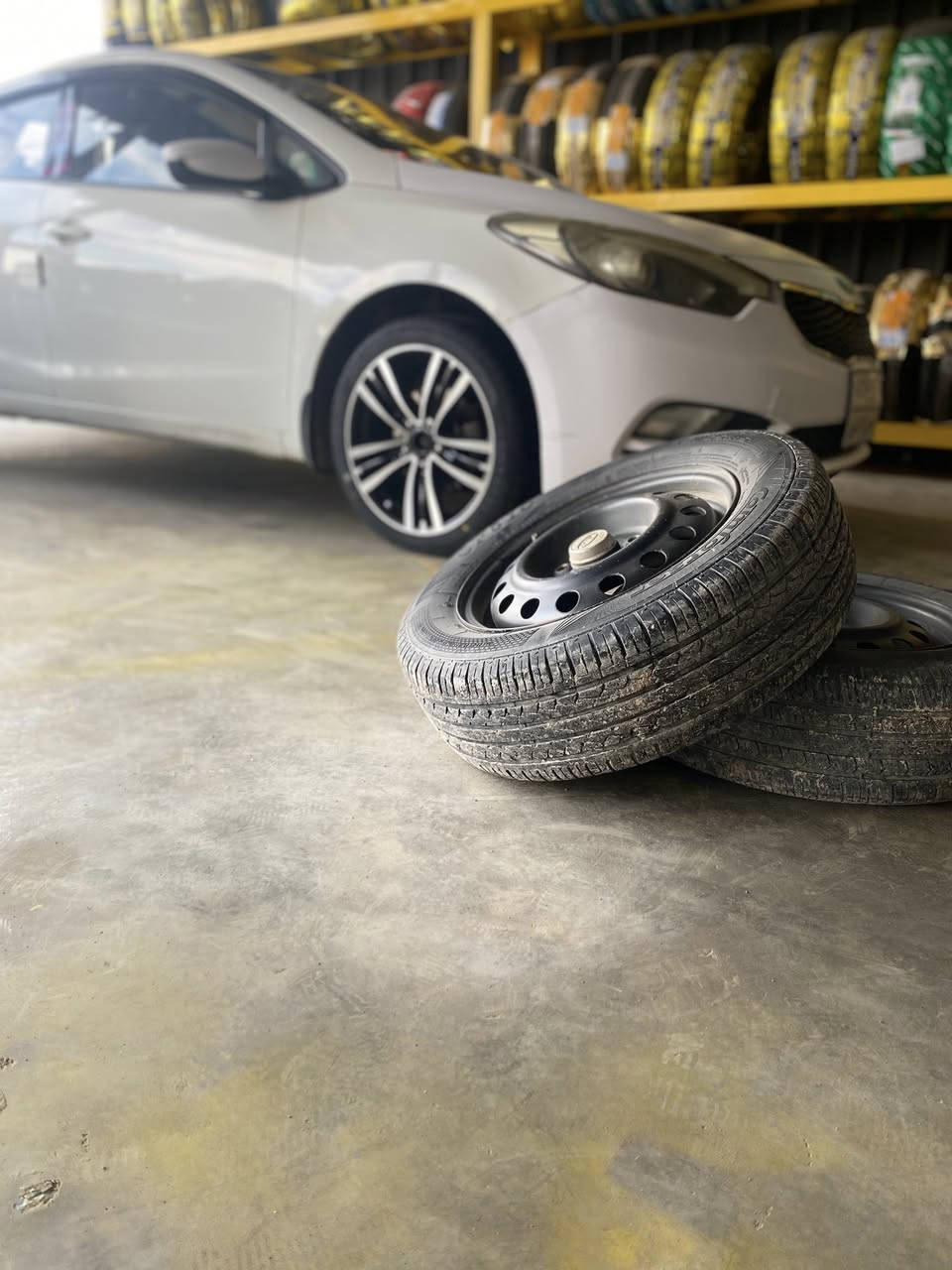 السلام عليكم 
متوفر تايرات باله انتاج حديث وماركات ياباني وكوري 
ضمان الشد والفحص والاستبدال داخل المركز 
العنوان مدخل الشباب مقابيل حسينه حواس 
الرقم ***********
