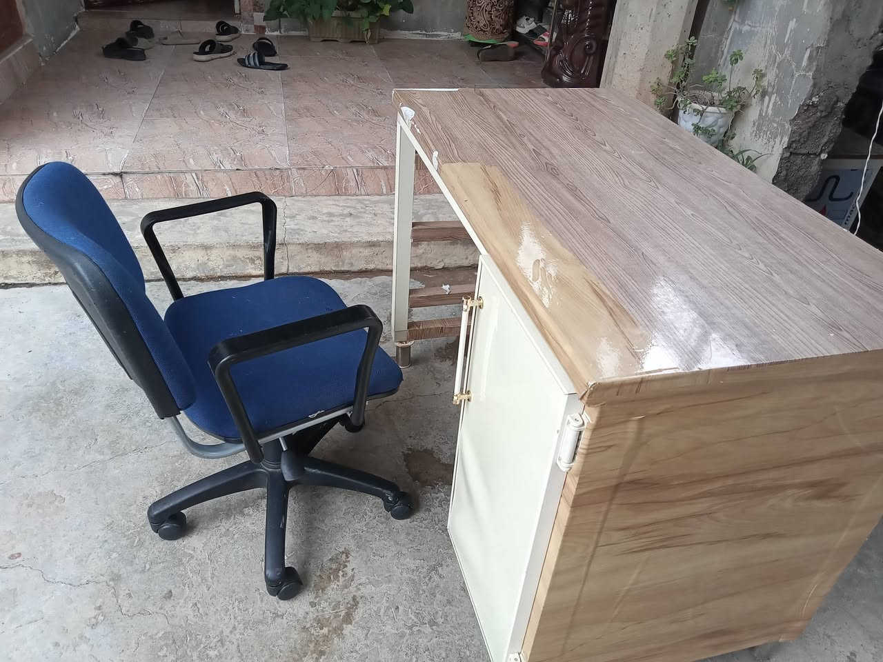 ميز المنيوم تفصال  مع كرسي دوار شغال الجك هم شغال الشراي ***********
