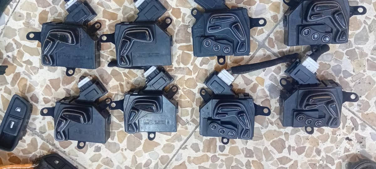 السلام عليكم شباب يدات ازيرة من موديل ١٠ واقل  دكمة جنطة ازيرة من موديل ١٢ وفوق  مع تحكم كشن ***********
