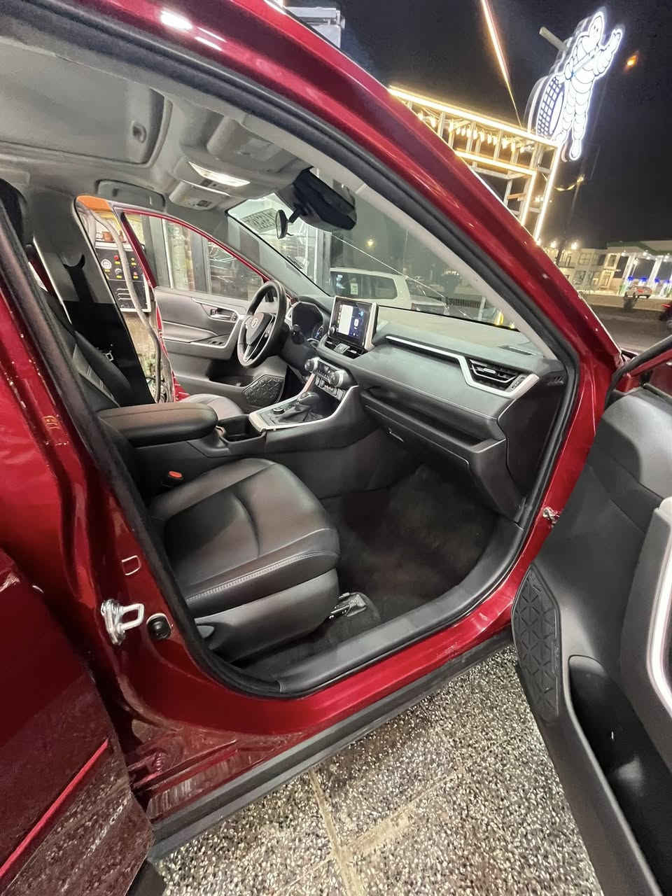 🚗 للبيع تويوتا RAV4 2024 هايبرد 🚗
▪️ الفئة: XLE

▪️ اللون: أحمر

▪️ المكينة: 2500 سي سي – هايبرد

▪️ الدفع: فور ويل (AWD)

▪️ الممشى: 82 فقط

▪️ القير: أوتوماتيك

▪️ الحالة: كلش جديدة

✨ المواصفات:

▪️ كشنات جلد

▪️ تدفئة كشنات

▪️ فتحة سقف

▪️ جنطة كهربائية

🔧 الملاحظات:

▪️ ضربةجاملغ  اليمين

▪️ الباب اليمين مبدّل

▪️ باقي السيارة مكفول بدون لغود

📄 التسجيل: السيارة باسمي – رقم بغداد

📍 العنوان: بغداد – العامرية أو حي الحسين 

📞 الهاتف: ***********
