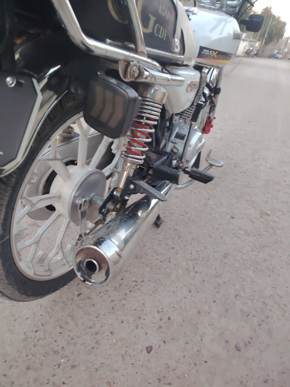 السلام عليكم دراجه سونيك جديده موديل 25 كامله مكينه 200 وراقه كامله لون ابيض ماكينه برغي مع مفتوح بيها ب 800 وبيها مجال للشراي فقط  ***********
