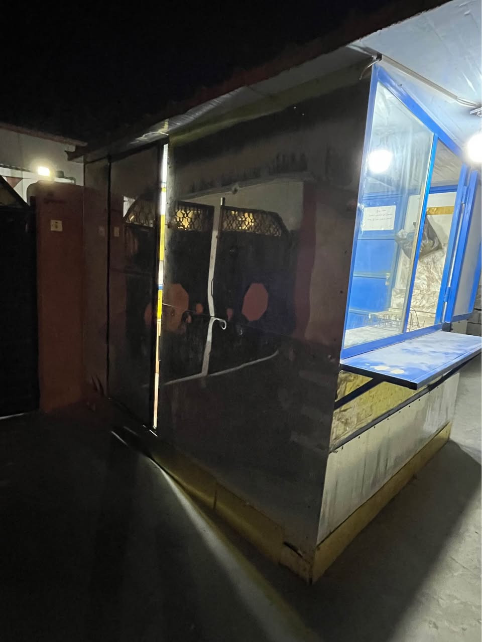 كشك فلافل ويرهم كلشي سقف سندويج ارتفاع مترين وعرض مترين مستلزمات وغراض لفلافل كلها وياه ومغلف كابون الاصلي ويحتوي على رفين وبريمز وساحبه واجهيه جام سعره 850 وبيه مجال المكان نهايه الشعله منطقه الدهله *********** بغداد, العراق
