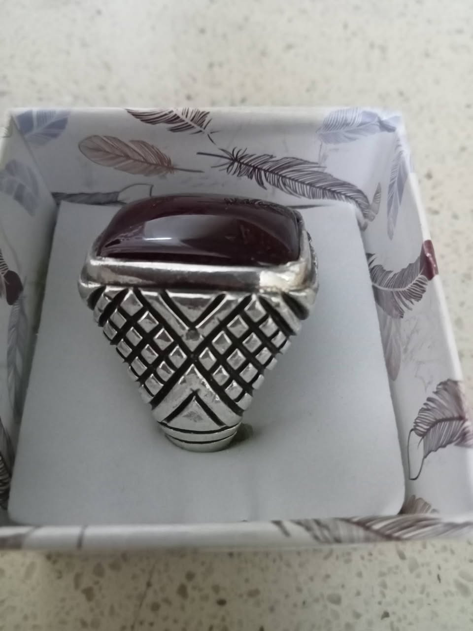 السلام عليكم خاتم عقيق يماني صياغة حماده البحرينيه فظه 990 قياس 23 سعر 100 بغداد  البلديات 
***********
