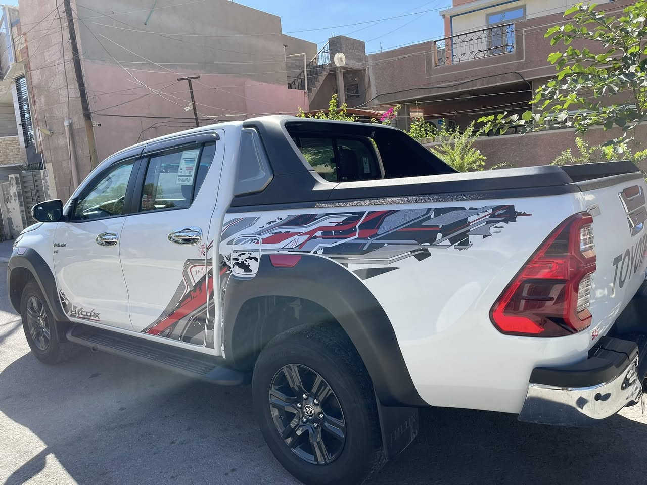 السلام عليكم 
هايلوكس trd 2024 مكفوله كفاله عامه سته سلندر ماشيه 24 الف كيلو باسمي تريد تحويل تريد وكالة 
مواصفات:-
دفع رباعي
مري كهرباء
تبريد كشنات
تحكمات ستيرن
شاشه 
شاحن لاسلكي 
حساسات امامي خلفي
السياره بعدهي على وضع الشركه مكانها بغداد 
السعر 385 
للاتصال ***********
