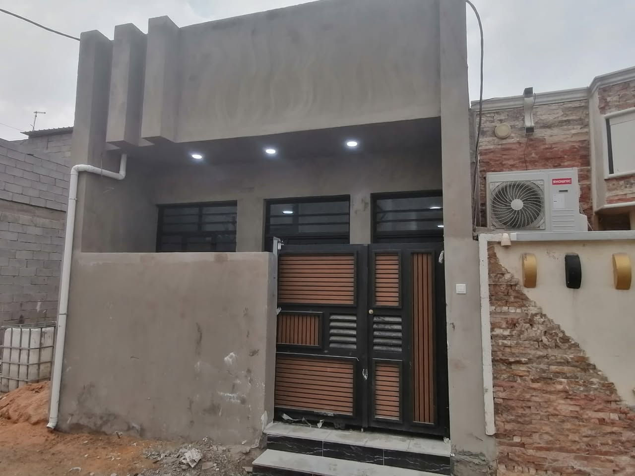 السلام علیکم للبيع بيت مساحة 100متر شارع جامع ملك القدوس شارع الرباط البيت فووول حلوو غرفة نوم واحدة صالة مطبخ خدمات ساحت درج فووول كامل مفتاح في منطقة الدوانم نهايت الشرطة الخامسة مقابل سويب سعر 83 مليون وبي مجال الشراي الستفسار *********** عبد العزيز تواصل واتساب أو مراسلة الصفحة
