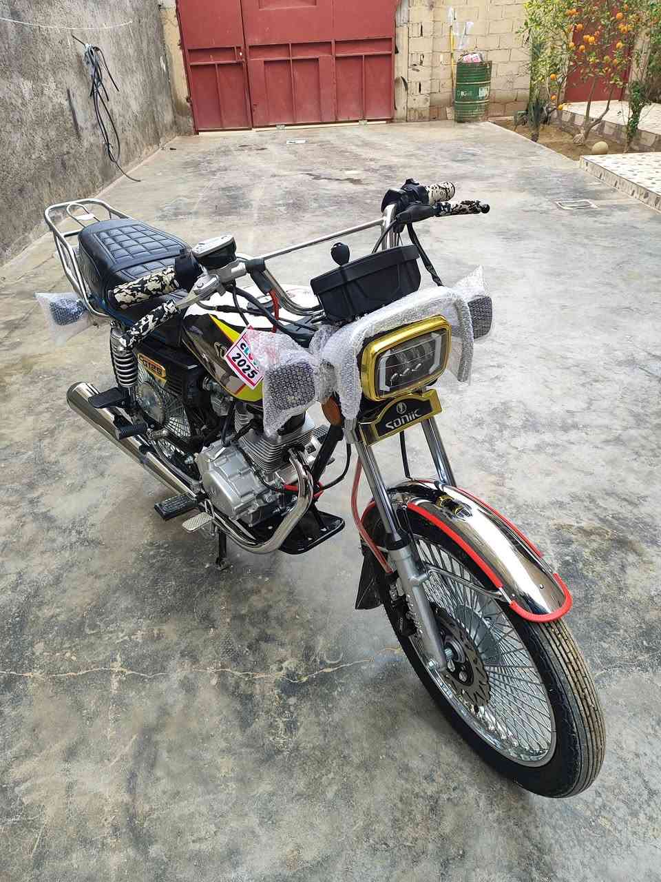 السلام عليكم دراجة سولنك 24 محرك 125 اربعة كير للبيع وتررهم مراوس حسب القناعة فول نضافة بعدهة جديدة ما وصل شي قيم بل يحبة مكاني القائم حصيبة
***********
