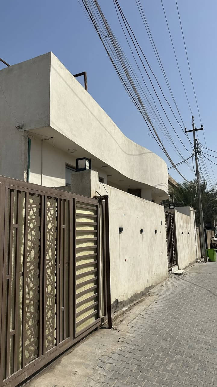منزل للبيع طابو ٢٥ مساحة ٣٢٠ متر في البصرة السنيدية سكة العون مساحة البناء ٢٢٠ متر حديقة ١٠٠ متر يحتوي على غرف نوم عدد ٤ المساحة ٥*٤.٥ وصالة واستقبال خارجي معزول وحمامات عدد ٢ وغرفة للخزن في الطابق الاول بناء ب افضل انواع المواد من الطابوق والكهرباء والمياه والمجاري كم يحتوي ع كراج لسيارة واحدة وحديقة على شارع مقرنص يبعد عن الشارع العام ٦٠ متر للاستفسار اكثر التواصل ع الرقم.            ‭٠٧٨٣ ٢٨٣ ٨٣٩٤‬
