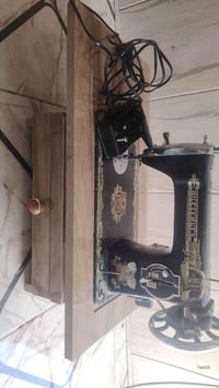 مكينه  ام الفراشه جديده هيه والميز ب٥٠ وبيه مجال مكاني حبيبيه 07756569...