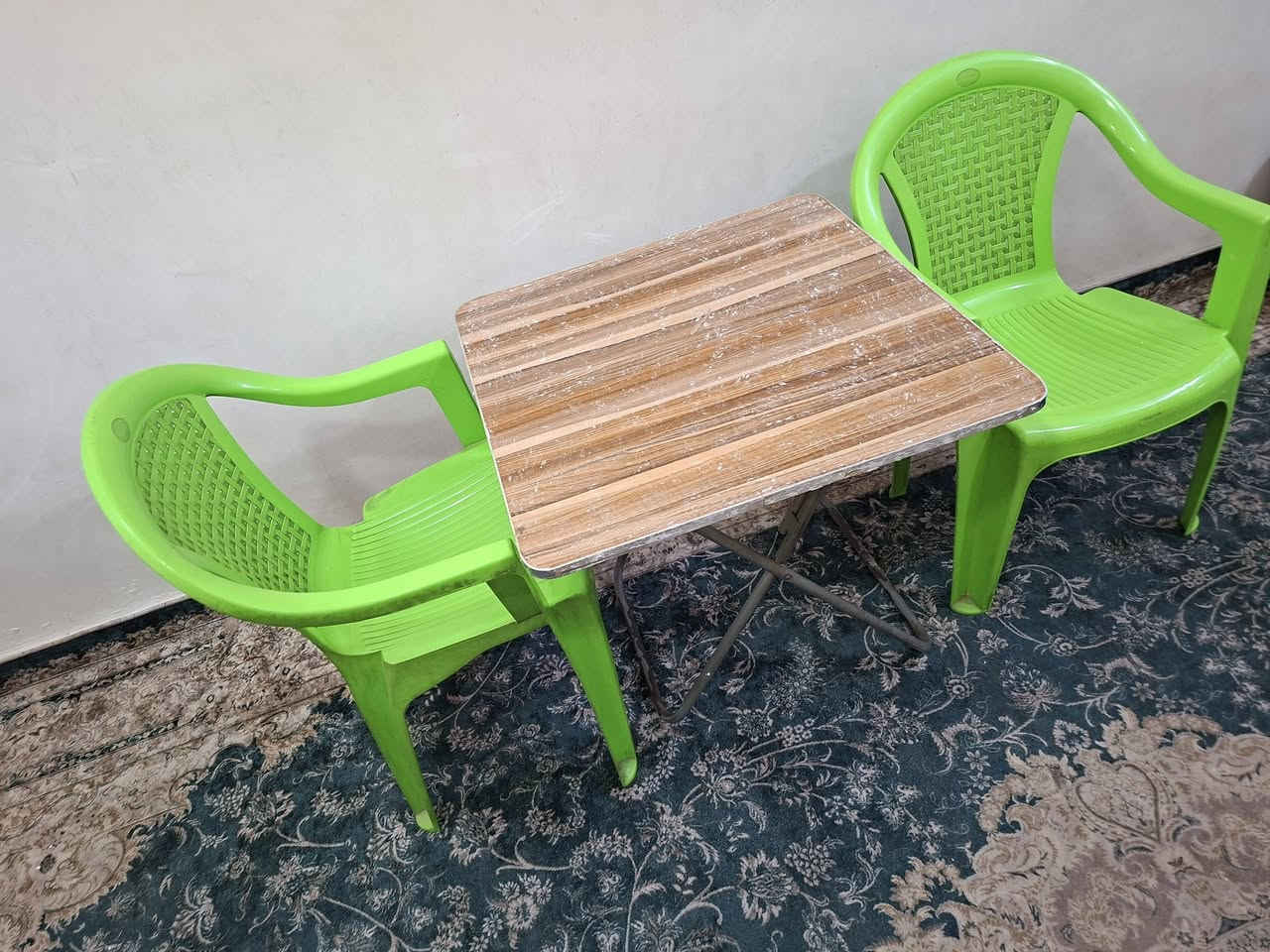 ميز طعام مع كراسي عدد 2
بغداد القاهرة قرب جامع النداء 
***********
