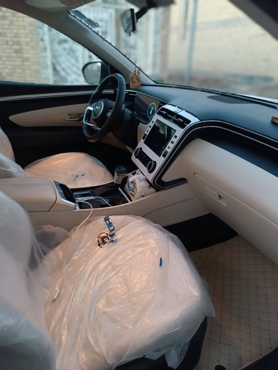 سلام عليكم توسان موديل 2024خليجي مكفوله كفاله عامه الف ماتصرف عليه جاهزه من كلشي داخل ابيض فول مواصفات ماعدا البانوراما السياره جديده  بعدها زيرو مال شركه ام ضمان ماشيه 10الف  رقم بغداد تحويل ثاني يوم
السعر 228وبيها مجال كلش قليل *********** مكاني ميسان
