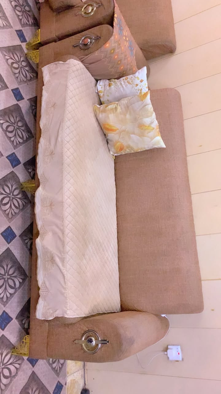 السلام عليكم تخم ١٠ مقاعد اشتريته ب ٩٠٠ رايده ب ٤٠٠ وبي مجال بسيط تخم مابي اي ضررر اخو جديد والفرشه مال تخم ويا الاستفسار ***********
