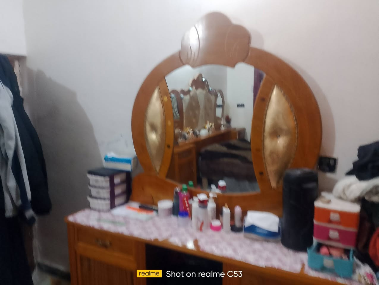 سلام عليكم
غرفه أخشاب للبيع 
سعره مليون قفل 
***********
