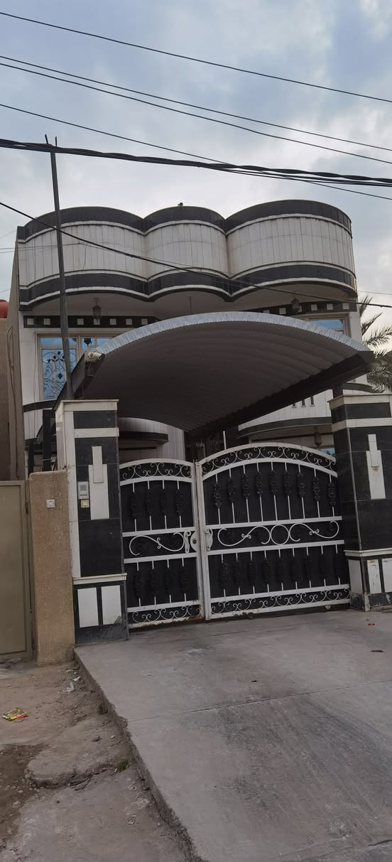 السلام عليكم. (دار للبيع من المالك مباشرة). دار تجاري يقع على الشارع العام(اربع سايدات) مباشرة.. يبعد عن ساحة اللقاء ومزاد الزهور بحدود ٣٠ متر باتجاه بلدية المنصور بناء فوق الدرجة الأولى المساحة (٢٢٠ متر) الواجهة (٨ متر) سند منفصل بأسمي للإستفسار الاتصال على الرقم ***********.
