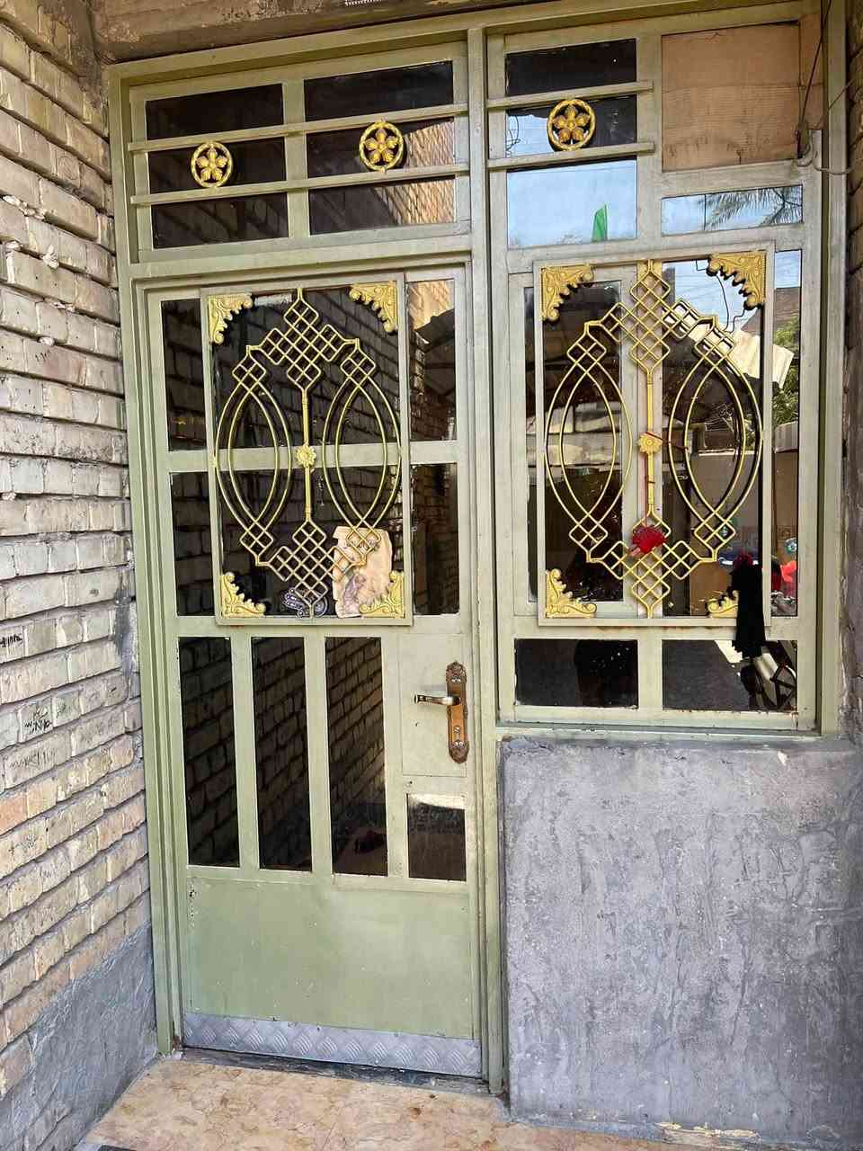 سلام عليكم بيت لبيع مساحه 150
واجهة 6نزال 25
بناء سنه 2020
يحتوي على ثلاث غرف نوم
وصالتين 
ومطبخين حار وبارد
وحمامين داخليات
وكراج وحديقه 
والاستقبال معزول

عنوان البيت الاورفلي مثلث السمجه
الفرع العريض من جهت غازي المضمد

الاستفسار ***********
