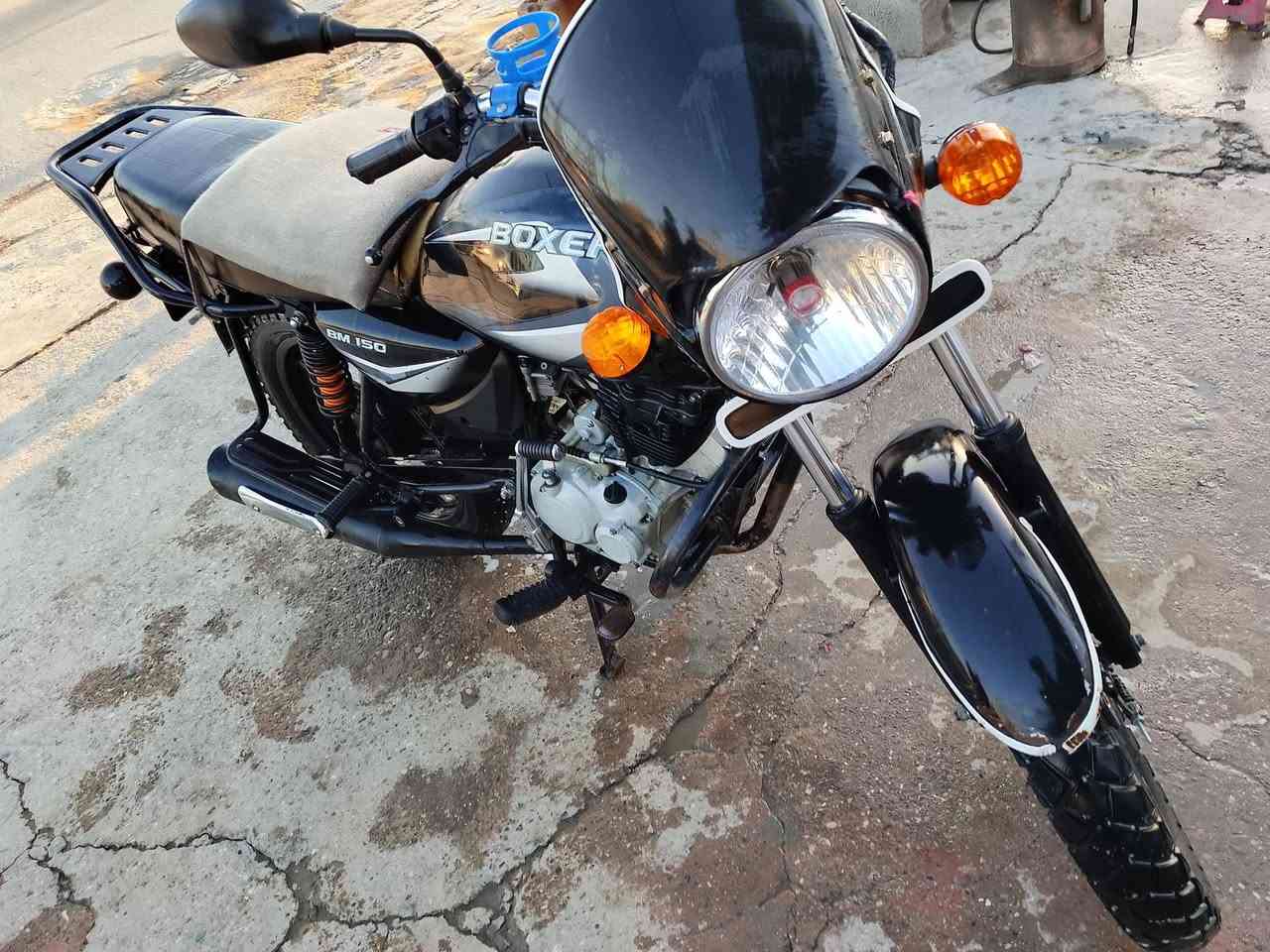 السلام عليكم بوكسر 2022كلاسك مرقمة بسمي تحويل مباشر تخم تاير جديد كهربائياتهة كلهة شغالة مجفتهة مره وحدة تجفبت وكالة دراجه علي ايدي السعر 2000مليونين وبيهة مجال مكاني بغداد البلديات ***********
