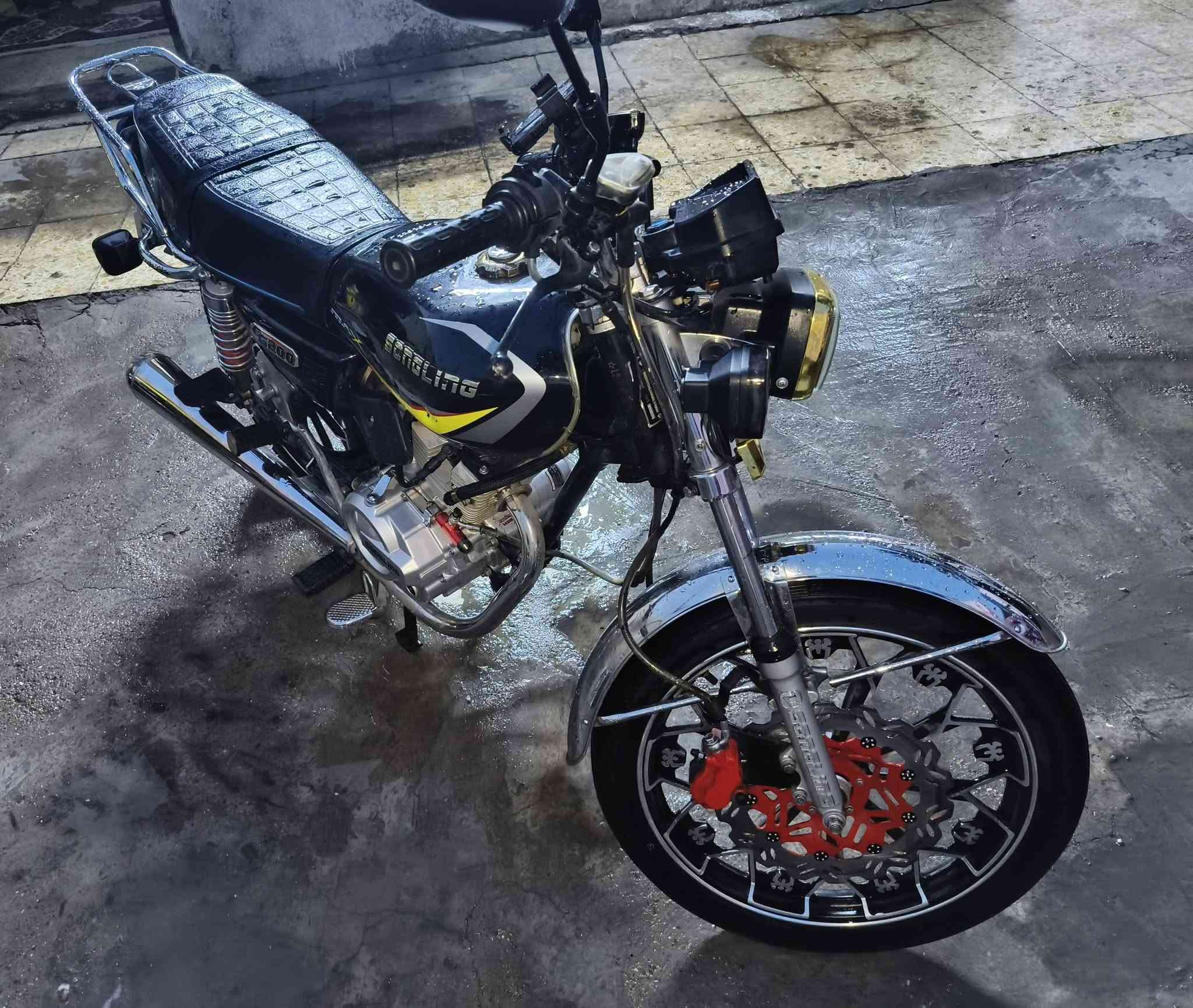 دراجة ايراني سيفان محرك 200cc خمسة كير  موديل 2025 نضيفة  للبيع 600 وبيهة مجال 
***********
