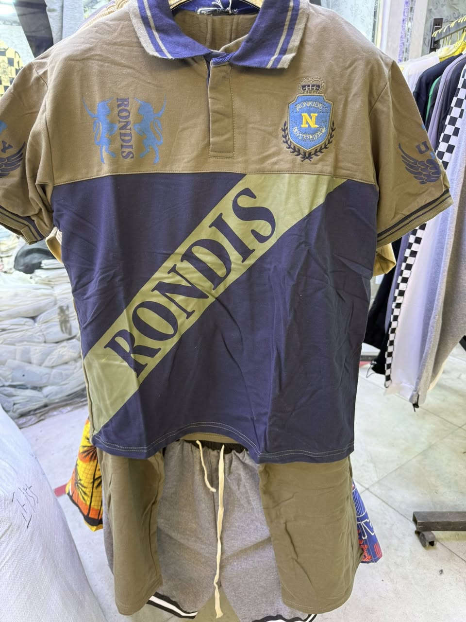 محلات احمد الحنين للالبسة الجاهزه
وصل حديثا 
تراك صيني درجه اولى 
خامه قطني ١٠٠%
قياس هاف رسمي M L XL XXL 
كل موديل ٦ الوان 

عنوان شورجه عمارة الرصافي ٢ السرداب اول محل يمنه ***********
