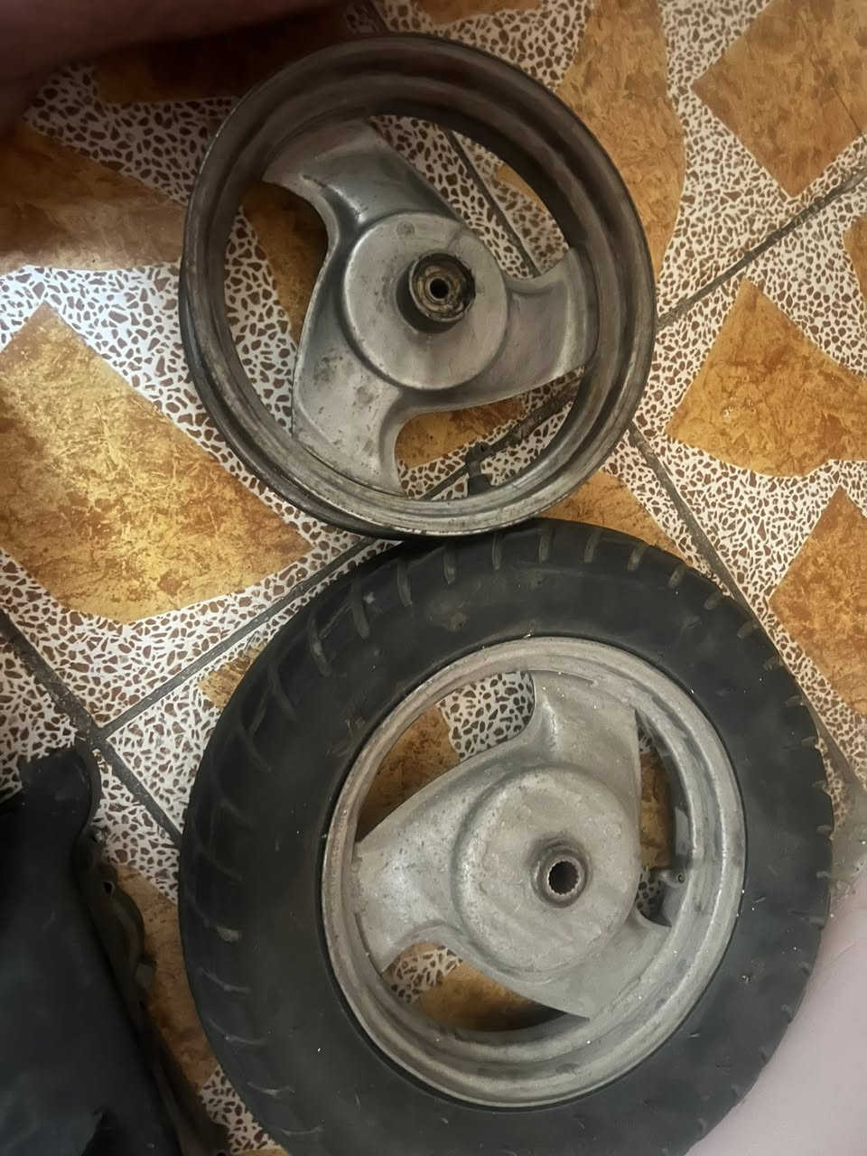 سلام عليكم غراض تفصيخ كلهن اصليه مال عدله

وياله زوج بس بدون التاير ب 15
قبق هندر هون ولسواد ماله بس ناقصه عتله الهندر ب 15
كلج امامي كامل ب 15
طاسه وسبرنكه ب10
تطواله ncy اصليه ب10
كابريتر يحتاجله بس تنضيف ب 15
ولياخذهن شلع كلهن احسبهن اله بسعر اقل

مكاني بغداد حي القاهره يم جامع نداء الخاص مفتوح


**إذا كنت صاحب هذا الإعلان وتريد حذفه لأي سبب، رجاءا أرسل رسالة إلى الدعم الفني**