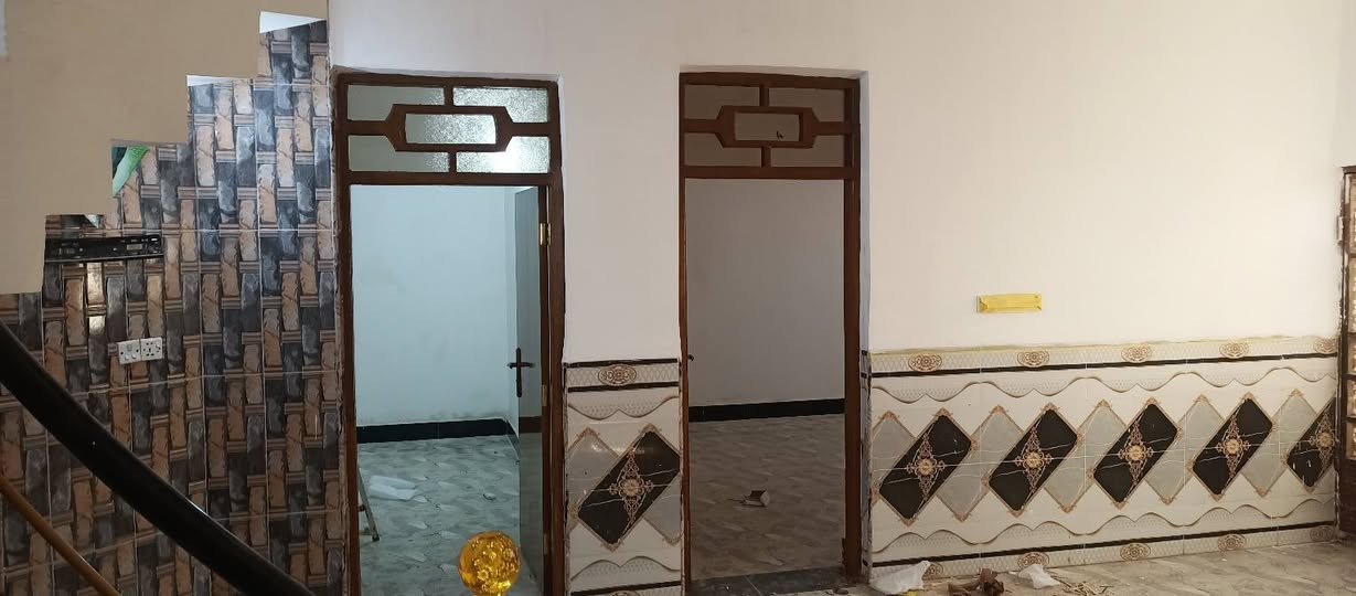 دار سكن للبيع في الدبيه جديده
مساحه 200م شارع 12م بداية منطقة 
غرفتين نوم هول مطبخ استقبال 
السعر 110 
للاتص ***********
