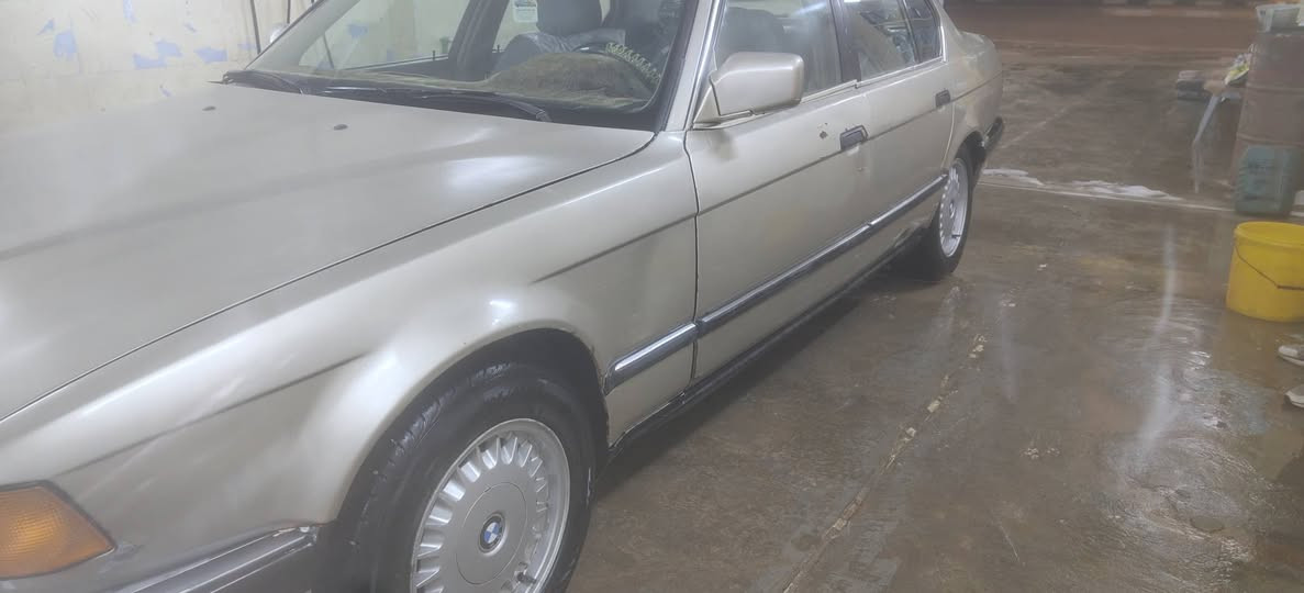 بي ام 735 للمراوس فقط ب500 او 740 ولفرق نقد سياره جاهزه من كلشي فقط الكشر رايدله تعمير وصبغ كير مكينه تبريد ثلج حداديه الاماميه كله جديد جام اربعه شغال فتحه شغاله كشنات كهربائيه جلد بس اني مدوشمه كهربائيات كله شغاله رقم بغداد بسمنه موديل 90 سنويه تنتهي شهر 12 / 2026 للاستفسار ***********
