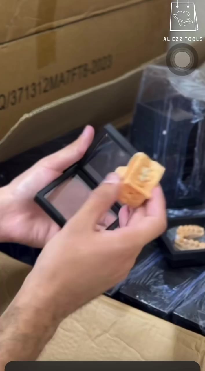 السلام عليكم
علب حفظ الفينير 
تعمل بنضام الضغط 
توفر قياسين اربع الوان
٧*٧.      ١٠* ١٠
الالوان
🤍🖤💜🩷
واتساب ***********
