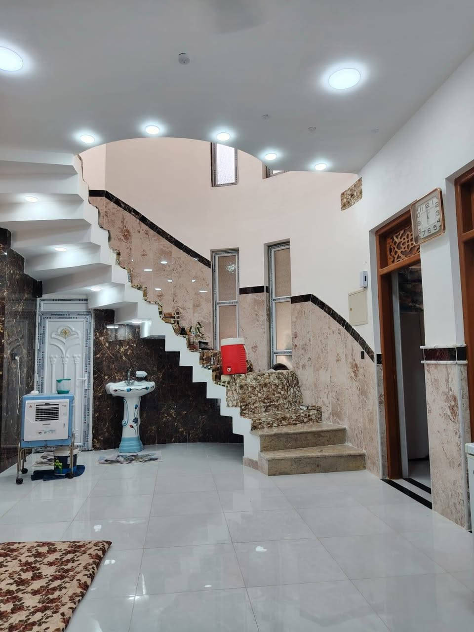 سلام وعليكم بيت للبيع حي القدس مساحه 200متر طابو صرف بناء حديث متكون من غرفتين نوم وصاله ومطبخ واستقبال وصحيات ومناور ثنين ثاني قطعه من ركن   سعر الكلي 155 مطلوب 35 يعني تنطي 120 نقط ويبقه 35قسط  سنوي بسنه مليونين اذا موضف للستفسار ***********
