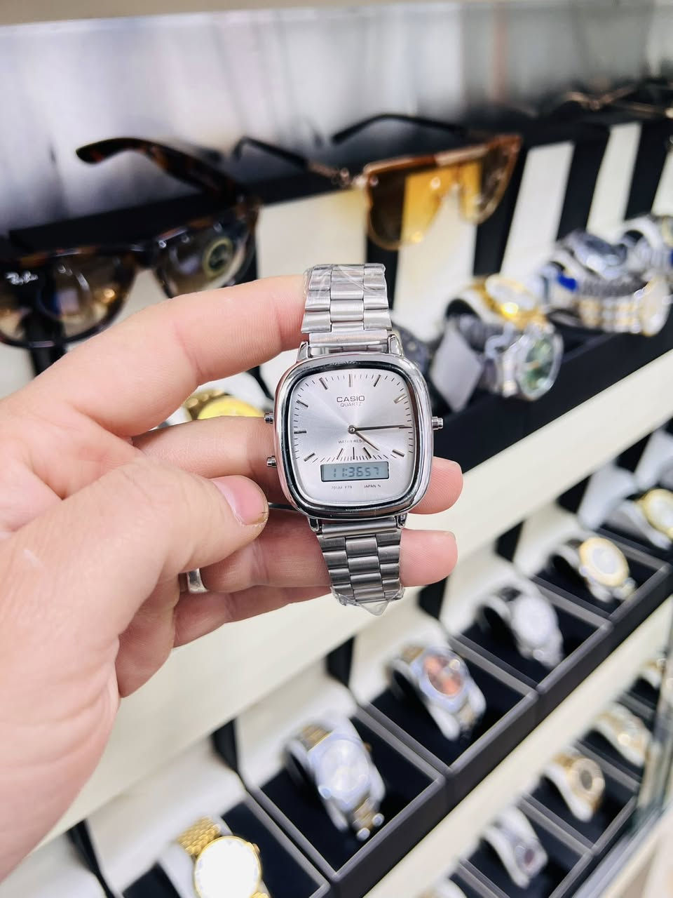 بسم الله الرحمن الرحيم 
على بركة الله يعلن معرض جاسم الفرع الثاني2 بيجي 
عن تخفيض الاسعار لجميع انواع الساعات بمناسبة اقتراب عيد الفطر المبارك تخفيضات على جميع انواع الساعات 
مستعدون لصيانه جميع انواع الساعات (يدوي باتري_يدوي اوتماتيك_جداري_منضدي)
العنوان صلاح الدين بيجي سوق بيجي قرب مرطبات فريزو او مقابيل عالم الموبايل هـ(***********)
