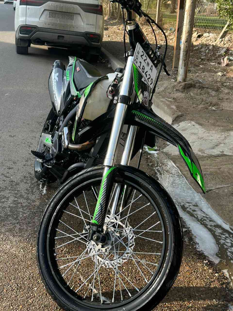 السلام عليكم دراجه قفاز x motos
دراجه مكينه ٣٠٠ جديده وكاله مرقمه اربيل صار ست ايام طالعه من المعرض والوصل موجود سحكتهة وكملتهة الدراجه شلعه ومعدل تشك الكاع بيه تايرات سياحي والبلادي موجود كلشي كلشي بيه بلادي اي برغي مامفتوح حته الكفر ما مفتوح ولا مره علشركه بعدهة دراجه خير من الله صارلي ضرف وردت ابيعهة قفاز عميه السعر مليونين  علتصال وكاله بايع مكاني بغداد جديده رقمي ***********
