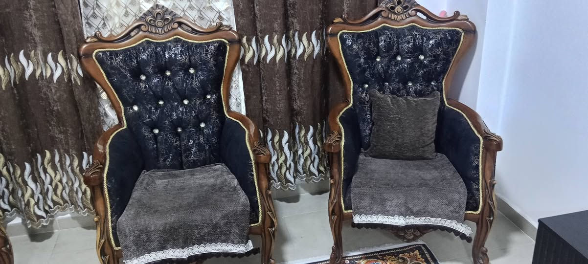 السلام عليكم طخم تركي زان 10قطع زائد طبله وسطيه لون صاج مدوشم جديد مثل ما مبين بالصور السعر 600الف بغداد الكرخ البكريه ***********/***********
