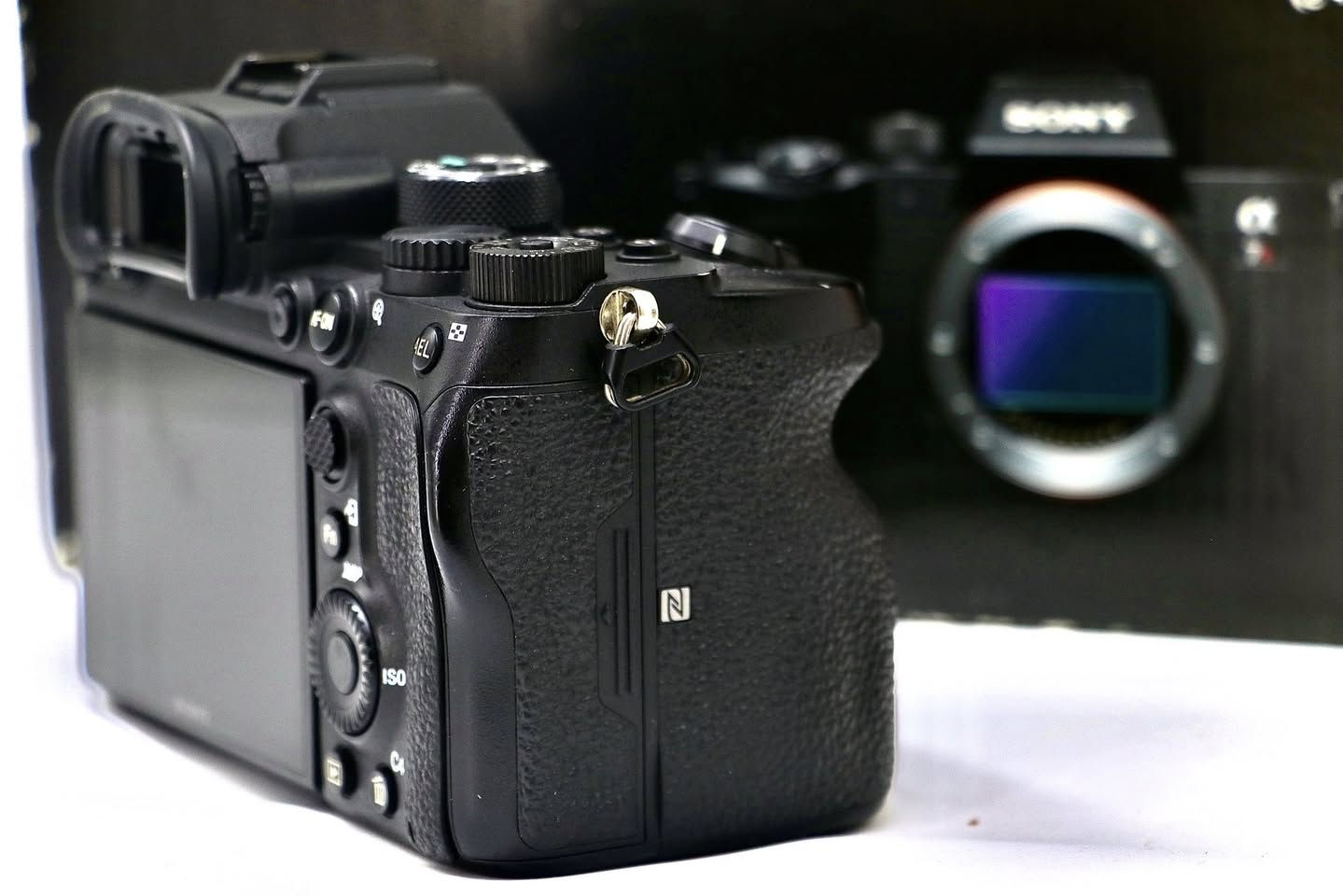 كأمره سوني    (💣 ✨A7R4 📸💣) نضافه 99/100 كامل ملحقات
📸
1- رام 32✅
3- حزام كتف✅
4- شاحنه اصليه ✅
5 بطاريه اصليه ✅ 
6- كيبل نقل صور ✅
يوجد توصيل كل العراق 🚚 السعر (⬅️مليون او 900➡️) 
 ***********
