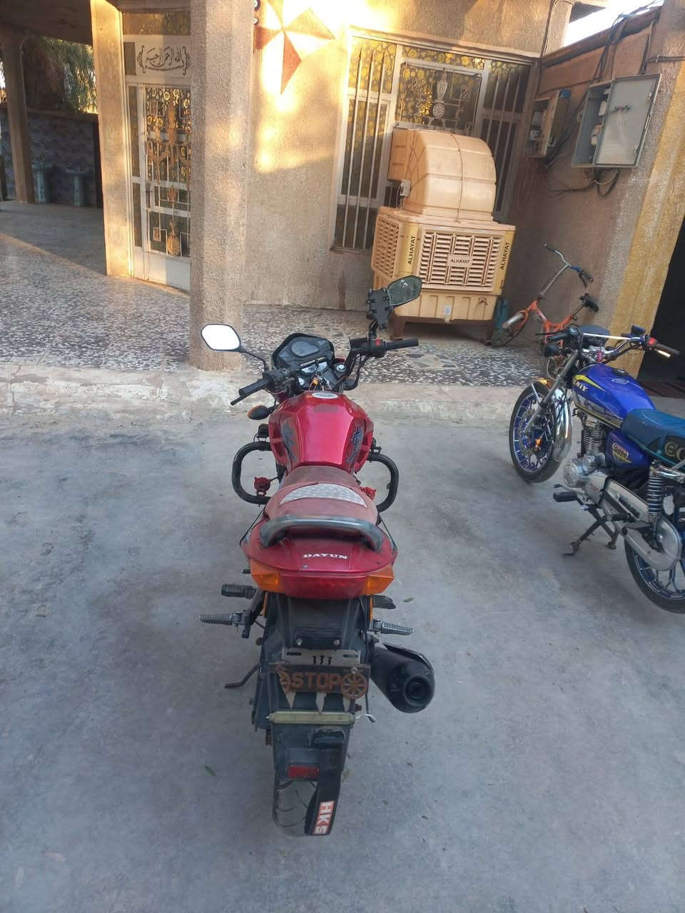 سلام عليكم دراجة دايوان باندة مديل ١٥ محرك بلادي كل صوت ما بيهة تجي وشوف بعينك اوراق موجودة عوزهة شوي ترتيب. كهربائيات شغالة نكرة بكل وقت  
لمكان بغداد ناحية لوحدة قرب بسماية  لسعر. (٨٠٠) بيهة جمال حك لجية رقم ***********
