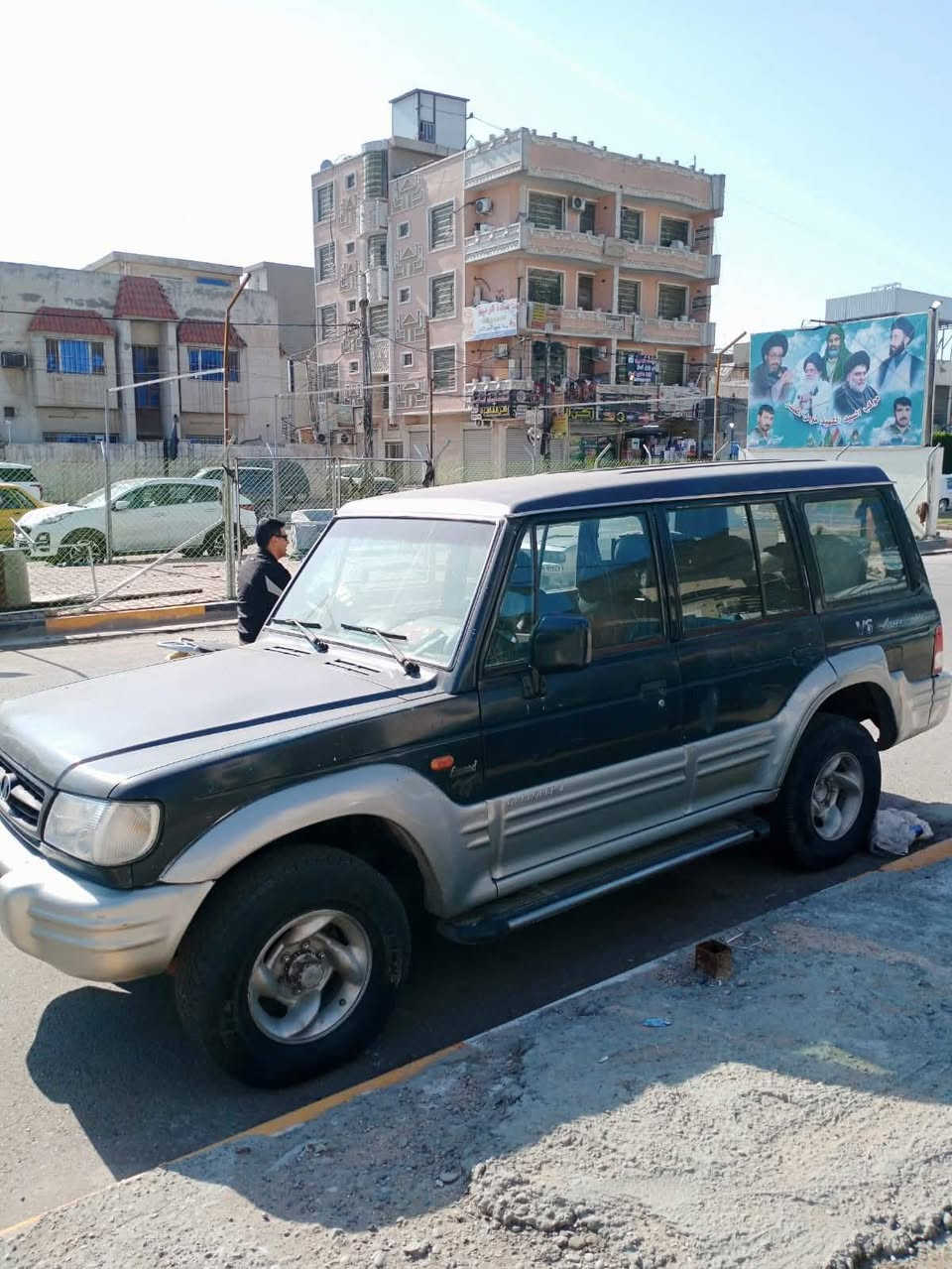 اربع بيبان للبيع هنه وبطابنهن***********
