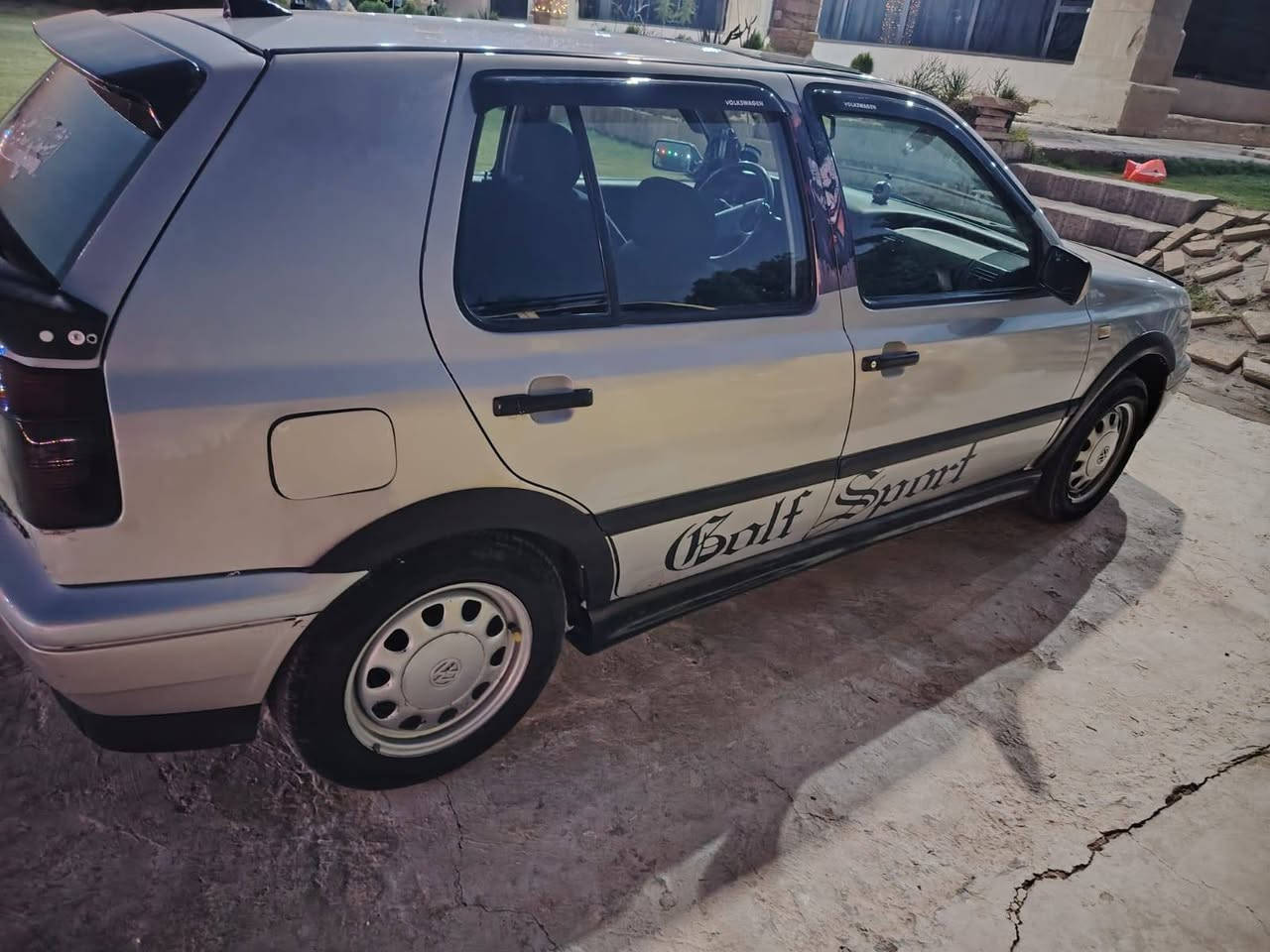 للبيع كولف 1992 المكان كراده قرب سما مول ***********
