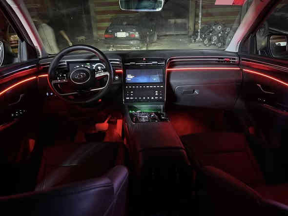 سلام عليكم .. بعد اذن الادمن 
سستم انارة محيطية الوان متغيرة وتفاعليه انتبهلي تفاعلي 
ويا الصوت 
بدون زلغ واير او جطل 
يجي دشبول يمين الستيرن ويسار الستيرن 
وحوض الاقدام الامامي والخلفي 
والابواب كل باب لد بالاضافة لليدة والكوب 
بدون تسليك وايرات كل باب اله كارت خاص بي 
ويتصلن في بعضهن wireless بي قرابة ال 60 مود 
كذلك بي مودات تفاعليه ويا الصوت والاغاني 
شغل احترافي بدون اي ضرر بالسيارة لا من كهرباء ولا من خدش بالدشبول او البطانه وعلى الضمان 

والعمل تريد تجي انت ونشتغل سيارتك 
تريد اني اجيك واشتغلك موقعي باب بيتك او 
مكان عملك وهاي نماذج شغل التوسان 
وبخدمتكم 
***********
