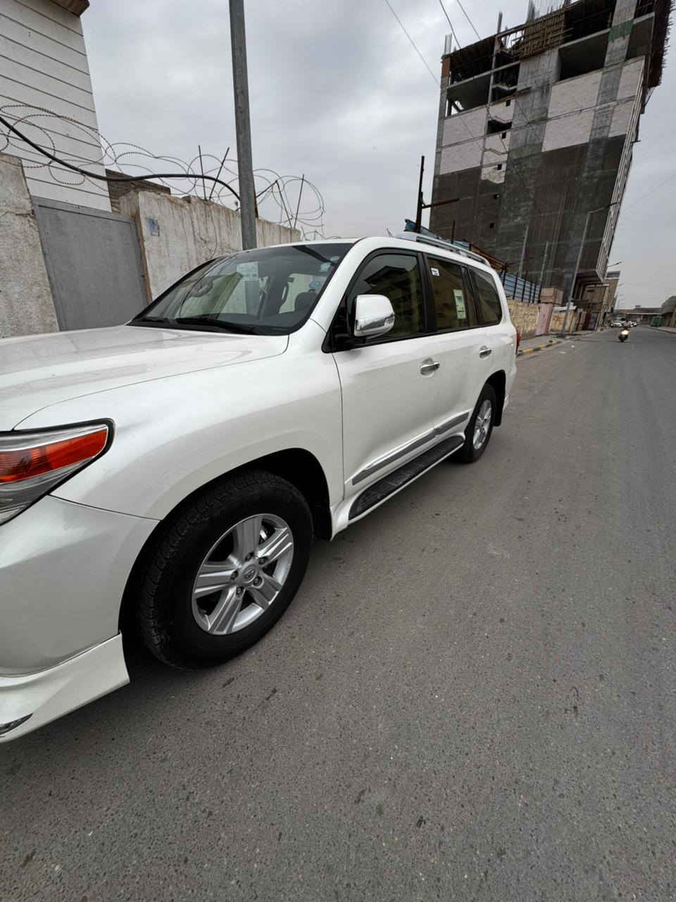 سلام عليكم لاندكروز 2013فول مواصفات مكفول من كلشي بيه بارد الباب الخلف سائق تحت اليده  باقي مكفول من كلشي نضيفه جدا
ماشيه 171 الف كيلو  محرك 8V سنويه وهزه جديده السعر 368 ورقه 
المكان البصره ابو الخصيب
***********
