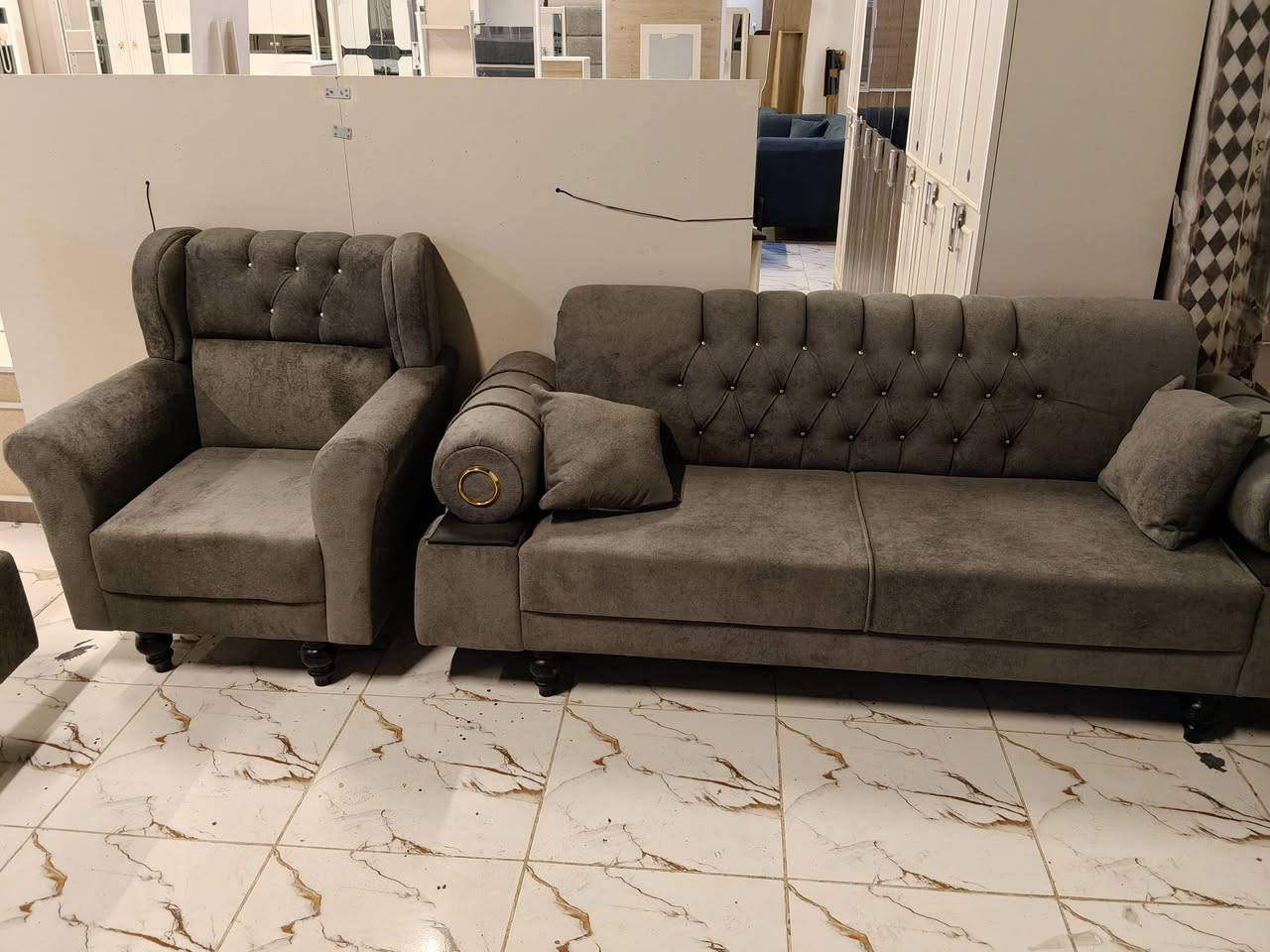 تخم عراقي شغل ممتاز وبتفاصيل دقيقه 12 مقعد قماش مخمل تركي ارجل خشب جميع اجزاء هيكل التخم بلوك متوفر الآن في معرض الشركه الكائن طريق رفاعي نصر مجاور جامعة اوما الاهليه للاستفسار اكثر يرجى الاتصال على الارقام التاليه
***********
0783106920 واتس فايبر تلگرام 
البيع بطريقة النقد والاقساط 
الشد والنقل داخل محافظة ذي قار مجانا
