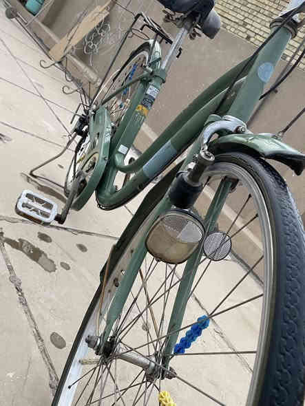 سلام عليكم
بايسكل للبيع بطه حجم ٢٦ نضيف وروعه  مثل ما واضح الكم بل صور نضيف لون زيتوني كير و على ابريكات امامي خلفي شغاله و مثل ما واضح بل صوره  على عدد الكير كلهن شغاله
السعر ٧٥  وبي مجال   اكيد للمشتري تحياتي الكم العنوان بغداد الامين الثانيه . ***********
