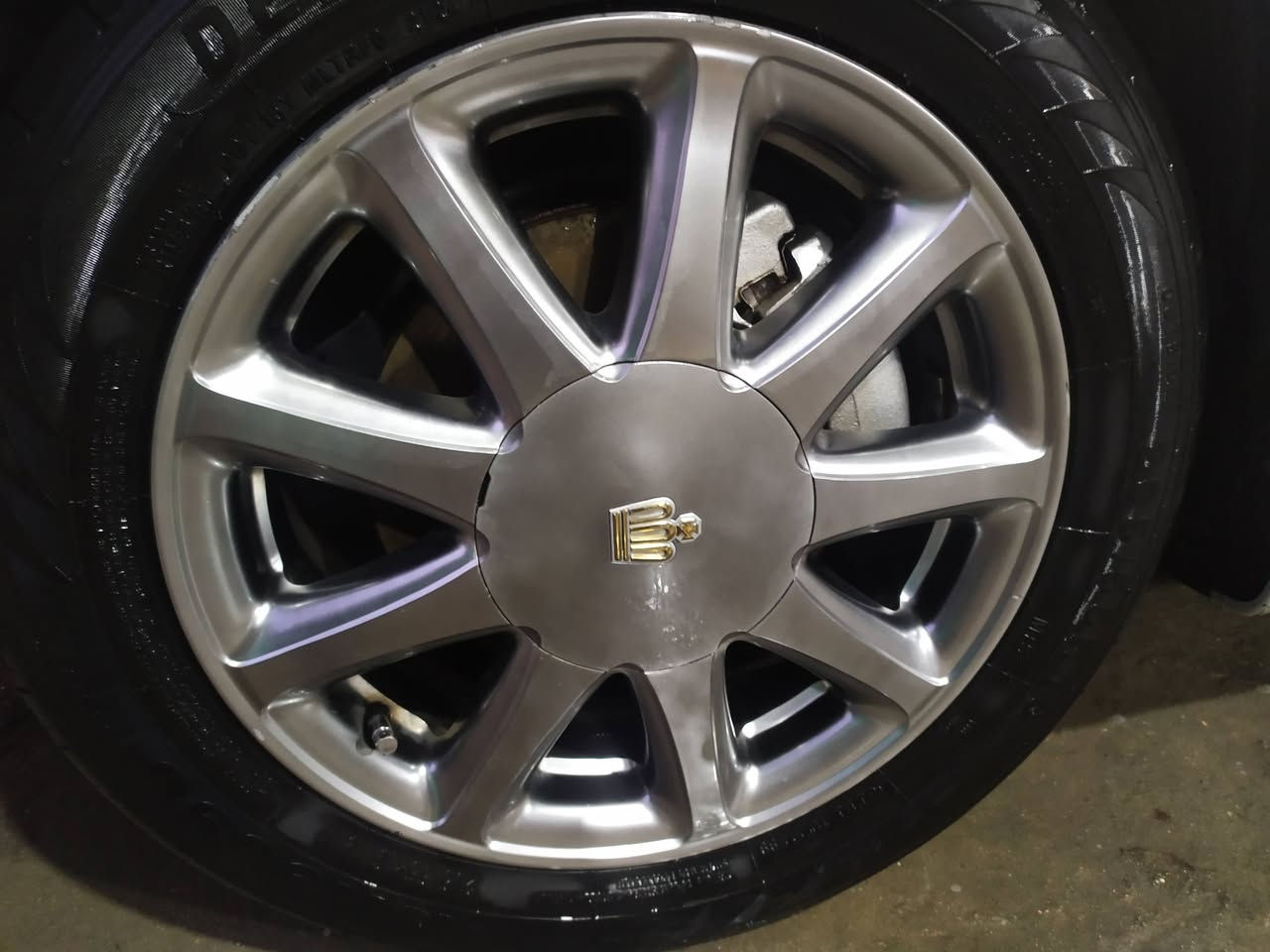 السلام عليكم (وينه اليدور جديد) وما ماشيه بالعراق ودخول جديد وحاويه شرط ومكفوله كفاله عامه من كلشي
موديل 2003 خظراويه 
فتحه 
دكمتين 
كرستال اصل 
4 كشنات كهرباء 
اريل امامي اصل
ويل نجمه نفطي شرط زيرو اصل تايرات يابانيه 
داخل مخمل عسلي 
السياره بيه موعد مراجعه بمرور بابل يوم 3/26 اروح وياك وين تريد للتسجيل مكان السياره بالحله السعر ب105 اخوان اليعرف قيمة الجديد بخدمتة والمايعرف قيمة الجديد مو النظيف خلي يعبر المنشور للاستفسار الاتصال بالرقم ***********
