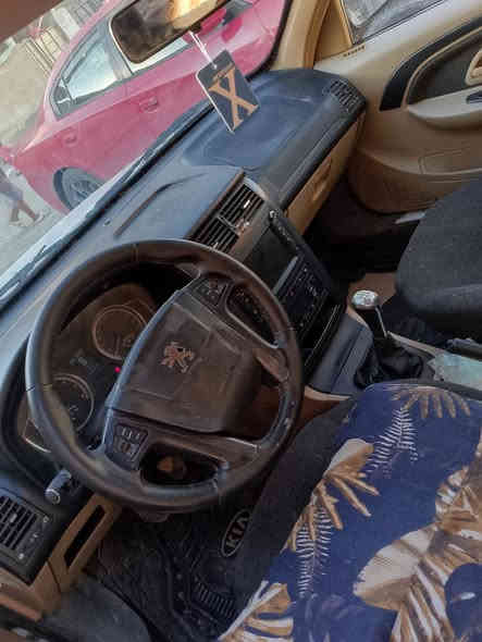 السلام عليكم من رخصة الادمن المحترم للبيع سيارة بيجو بارص موديل 2023مواصفات مري شفط شاشة كامرة تبريد قطعتين ماشية 75الف بيهة ضربة بجاملغ الايمن او بدلتةاو  الجاملغ الايسر هم صارت بية طخة خفيفة او بدلتة او لبنيد بي بارد فقط السعر 75ورقة او بيهة مجال بسيط الاستفسار اتصل على هذا الرقم ***********
